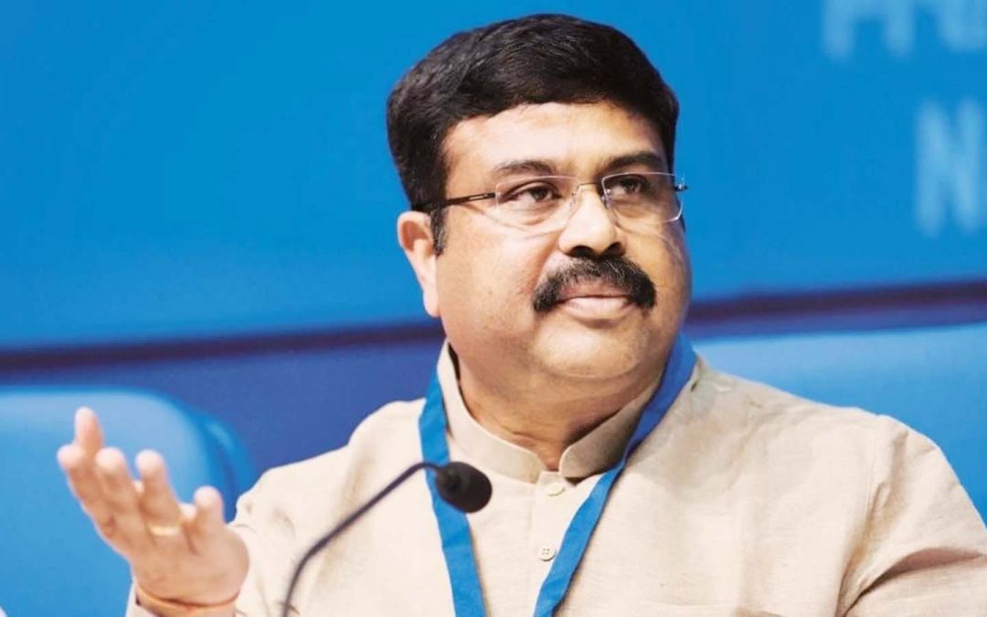 ব্যাপক বিক্ষোভের পর ভারতের শিক্ষামন্ত্রীর পদত্যাগ
