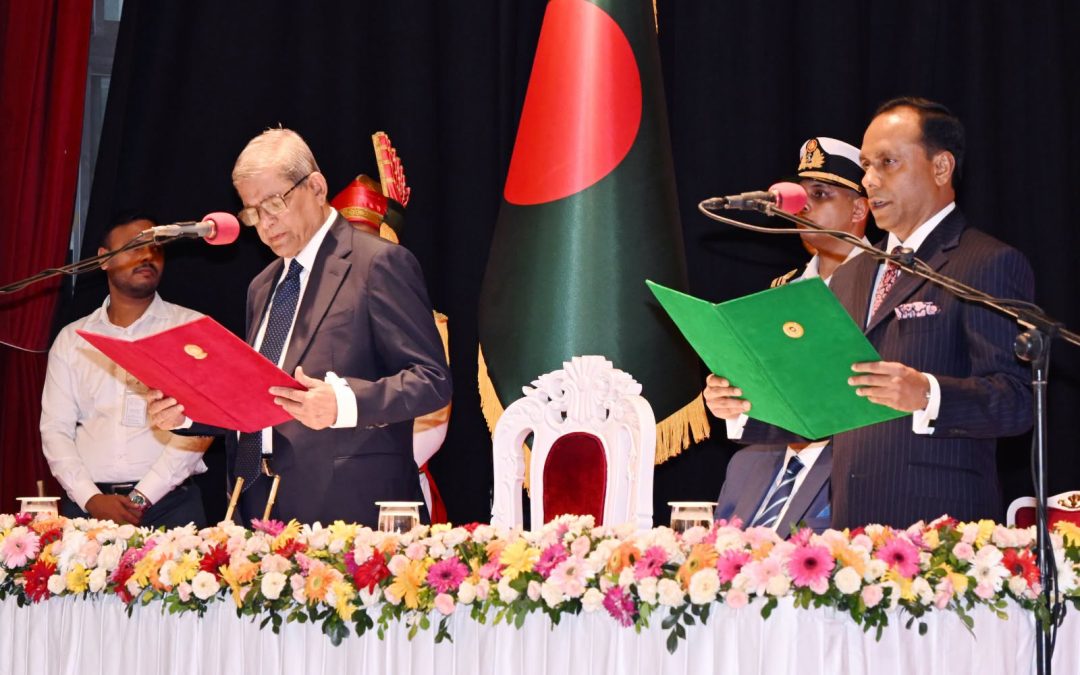 বাংলাদেশের ২৩তম মহামান্য রাষ্ট্রপতি মির্জা ফখরুল ইসলাম আলমগীরের শপথগ্রহণের ঐতিহাসিক মুহূর্ত।